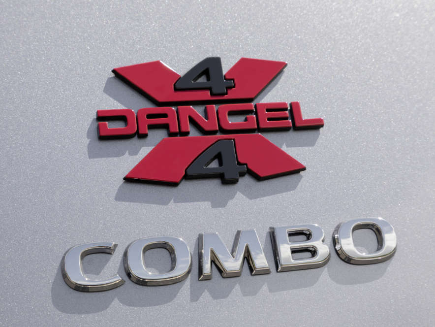 Логотип фірми Dangel на кузові Opel Combo Cargo