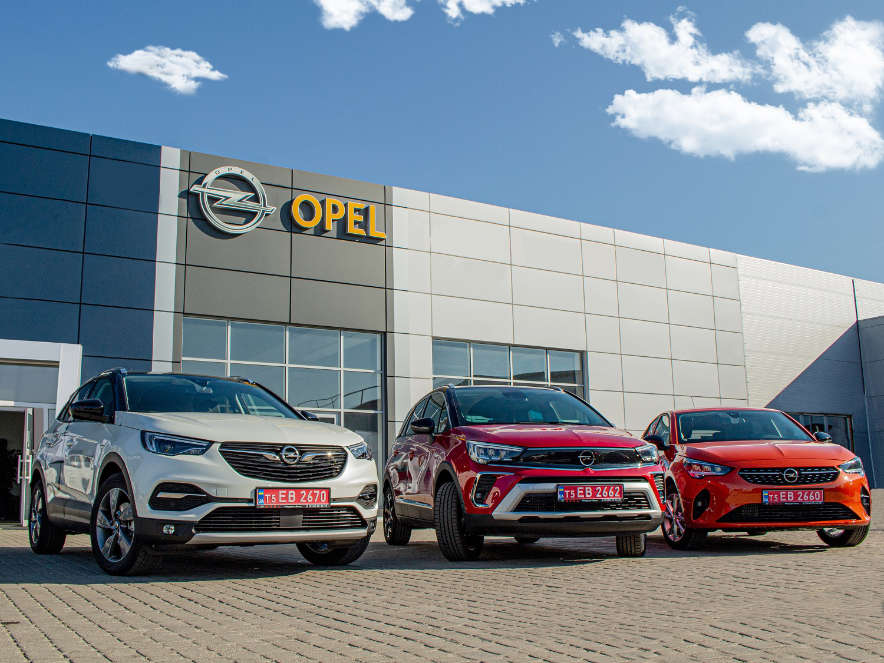 Opel Opel біля офіційного автосалону