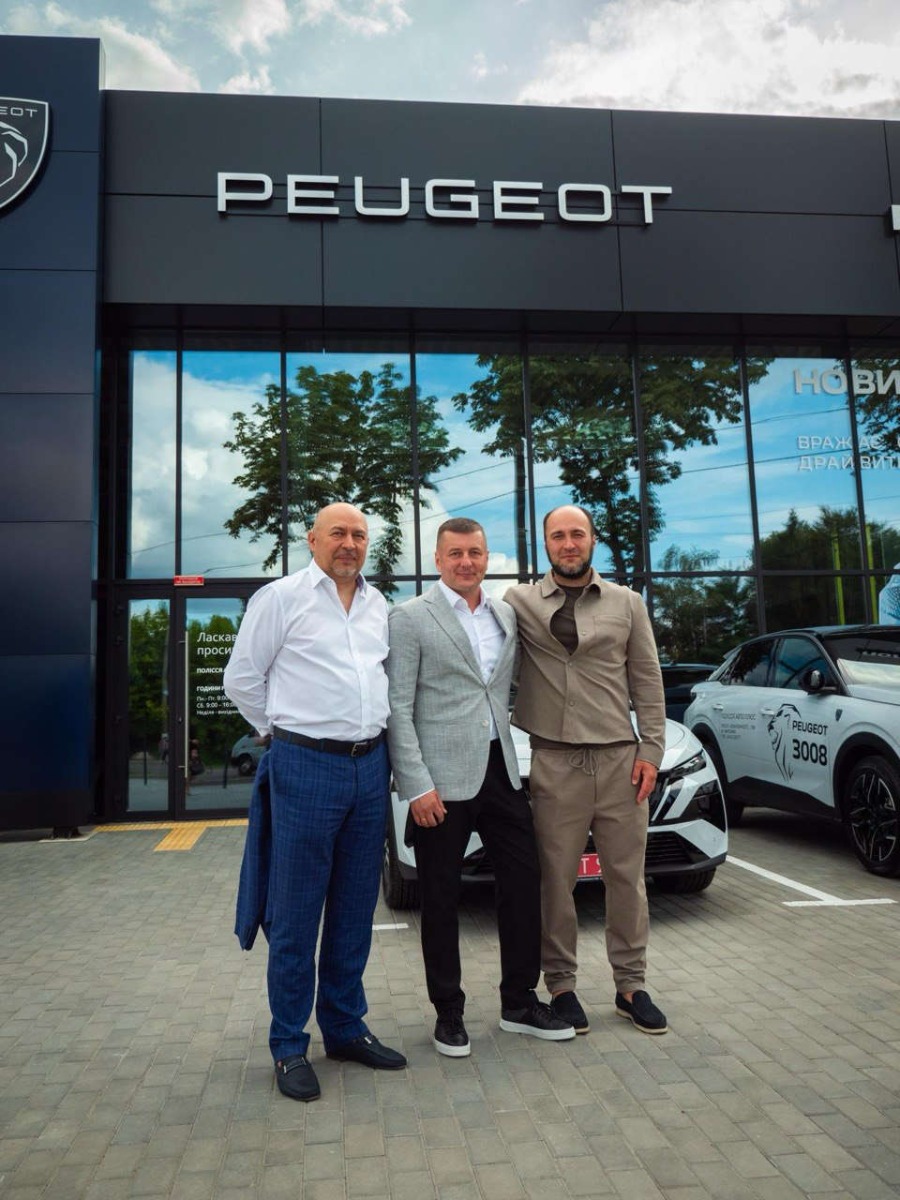 Керівники дилерського центру Opel у Житомирі біля входу в автосалон